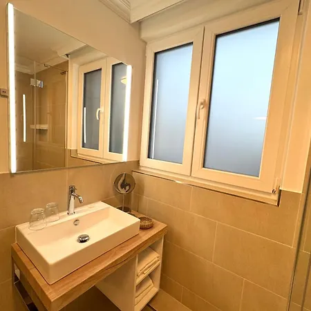 Apartman Johanna App 1- Mit Zwei Balkonen & Garten - Nur Wenige Schritte Vom